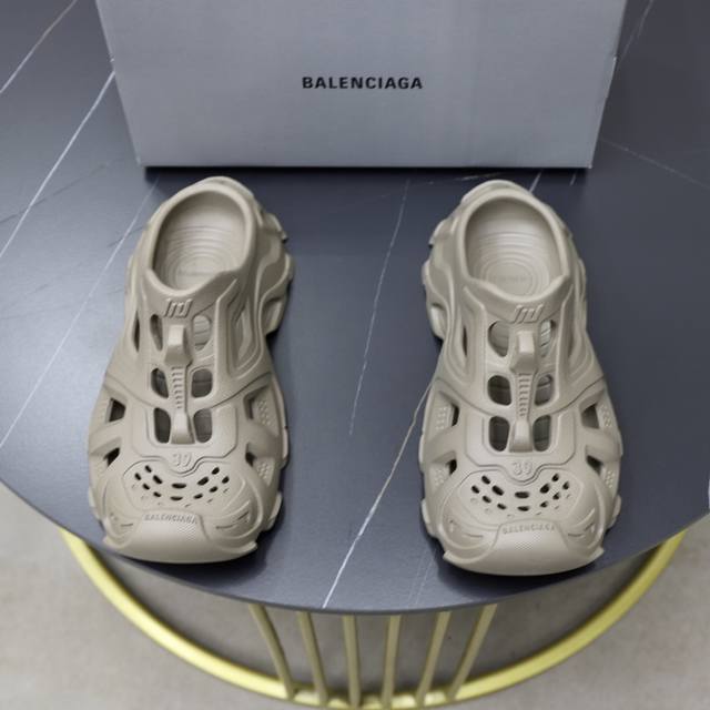 出厂价： 法国高端奢侈品牌-巴黎世家洞洞鞋半拖balenciaga Mold Closed Rubber Sandals”Yellow“克罗斯系列百搭潮流沙滩涉